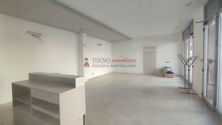 MATASSINO AFFITTO NEGOZIO CON SERVIZIO