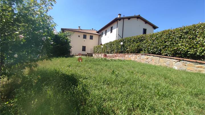 Casa in colonica con giardino esclusivo e piscina condominiale