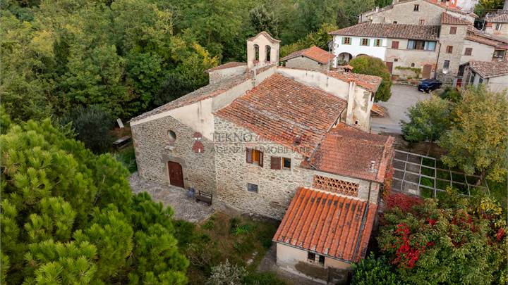 Casale indipendente con chiesa