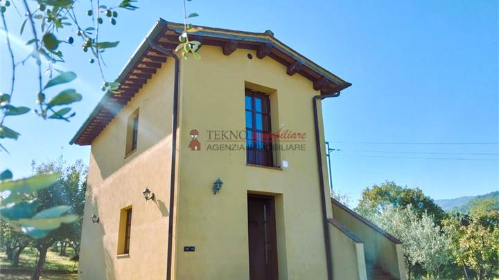 Villetta con giardino e terreno